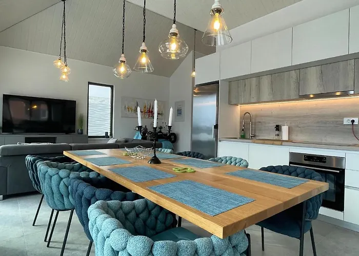 Awesome Home In Zaboric 度假居 *