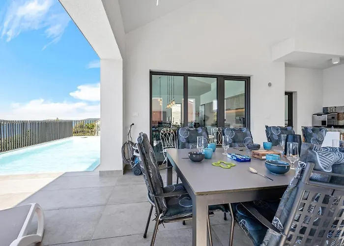 Awesome Home In Zaboric 扎博里克