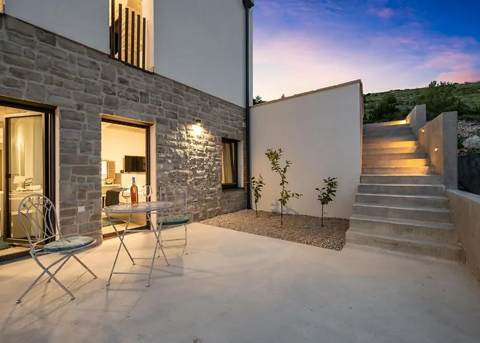 Awesome Home In Zaboric * 扎博里克