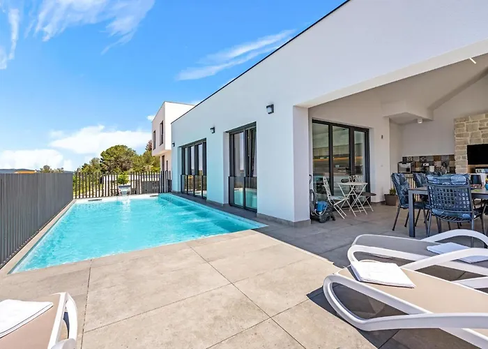 Awesome Home In Zaboric 度假居