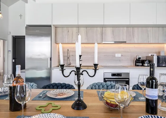 Awesome Home In Zaboric 度假居 *